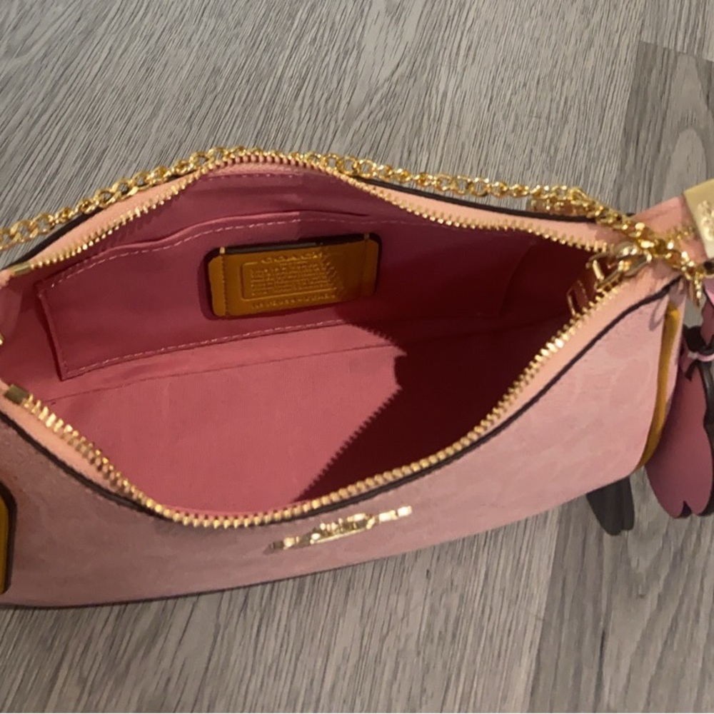 Coach crescent-shaped shoulder bag - Picture 4 of 7